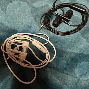 New 2 sets earbuds.  Black and white